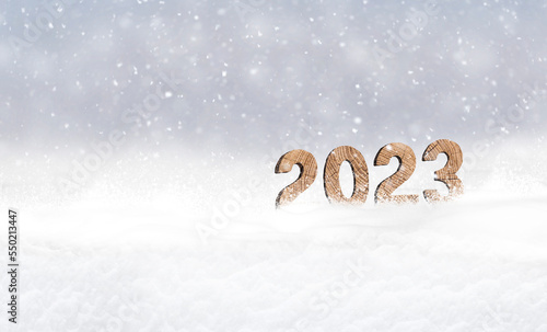 Jahreszahl 2023 aus Holz im Schnee