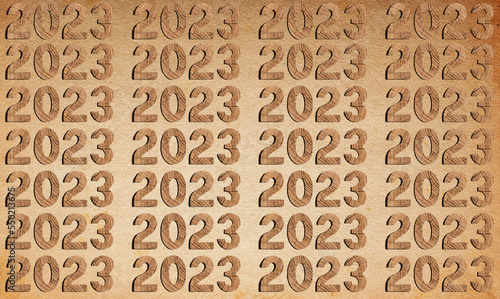 Jahreszahl 2023 aus Holz randlos auf altem Papier