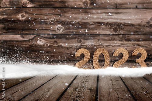Jahreszahl 2023 aus Holz im Schnee