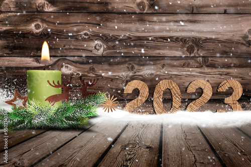 Jahreszahl 2023 aus Holz im Schnee