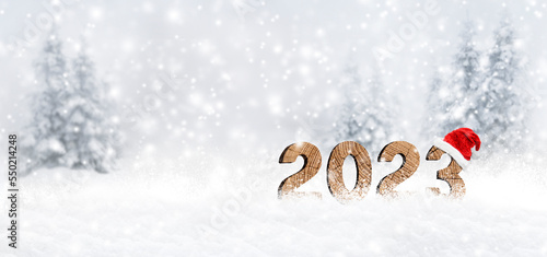 Jahreszahl 2023 aus Holz im Schnee