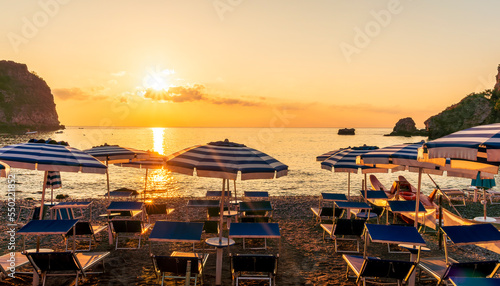Foto morning or evening landscape with nice beach with deck chairs and umbrellas duri