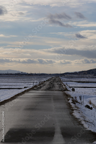 A field of snow in midwinter, a straight stretch of doro © 隼人 岩崎