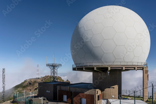 Obraz na płótnie radar dome at Miradouro de Areeiro peak, Madeira w salonie