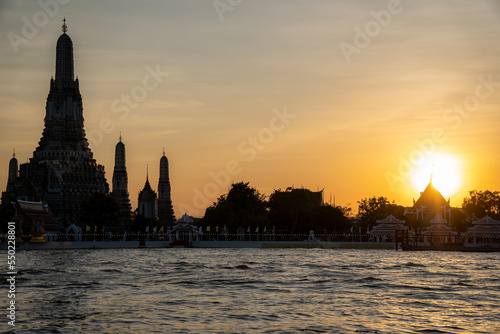 Tempel der Morgenröte Wat Arun Bangkok Thailand bei Sonnenuntergang vom anderen Ufer
