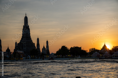 Sonnenuntergang in der Hauptstadt Thailands, Bangkok, am Fluss mit Blick auf die Touristenattraktion, den Tempel Wat Arun © Vanessa