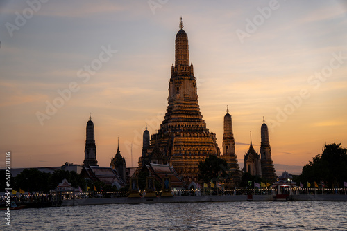 Sonnenuntergang in der Hauptstadt Thailands  Bangkok  am Fluss mit Blick auf die Touristenattraktion  den Tempel Wat Arun