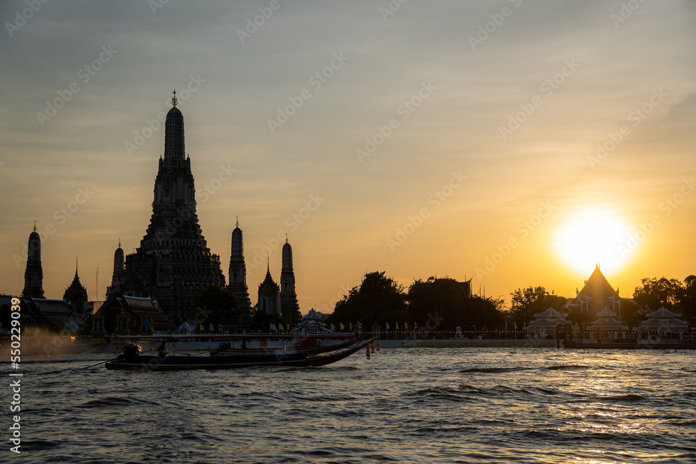 Sonnenuntergang in der Hauptstadt Thailands, Bangkok, am Fluss mit Blick auf die Touristenattraktion, den Tempel Wat Arun