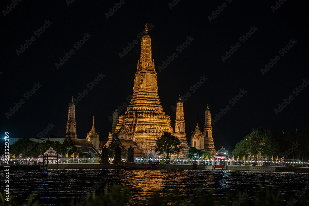 Wat Arun (Tempel der Morgenröte) bei Sonnenuntergang / nacht in Bangkok Hauptstadt von Thailand
