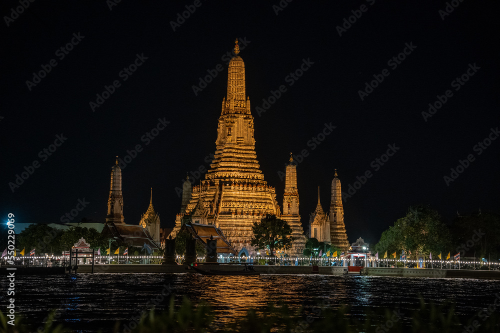 Wat Arun (Tempel der Morgenröte) bei Sonnenuntergang / nacht in Bangkok Hauptstadt von Thailand Wat Arun (Tempel der Morgenröte) bei Sonnenuntergang / nacht in Bangkok Hauptstadt von Thailand