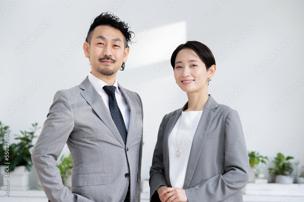 仕事ができそうな上司と部下や秘書のイメージ