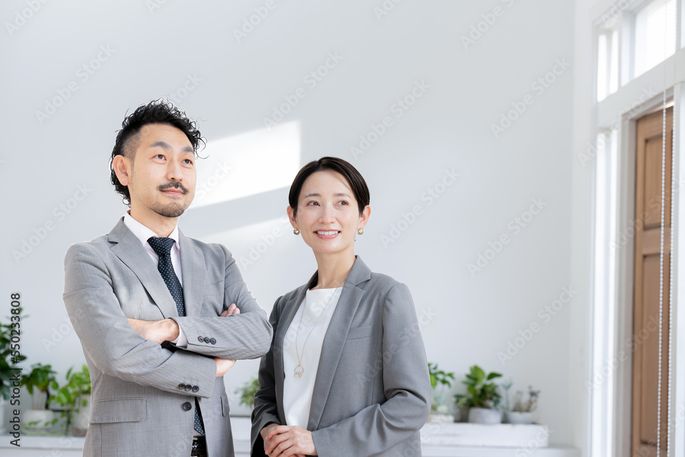 Image of Asian bosses and subordinates or secretaries who seem to be good at their jobs. Image of Asian bosses and subordinates or secretaries who seem to be good at their jobs.