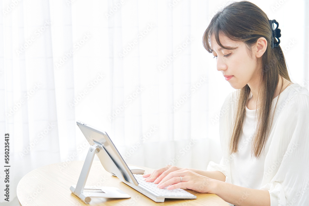 家でタブレットを使う女性 家でタブレットを使う女性
