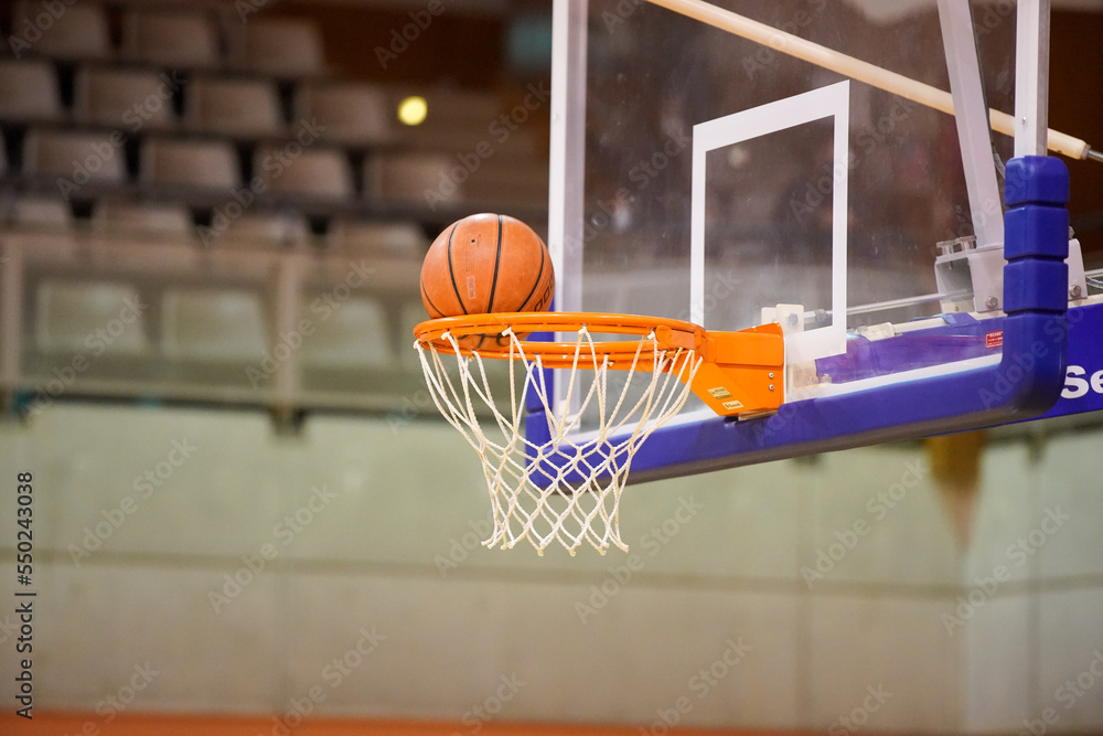 バスケットボールの試合でシュートされたボールがゴールに入る瞬間やゴールネットが揺れる瞬間