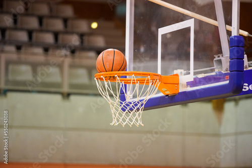バスケットボールの試合でシュートされたボールがゴールに入る瞬間やゴールネットが揺れる瞬間 photo