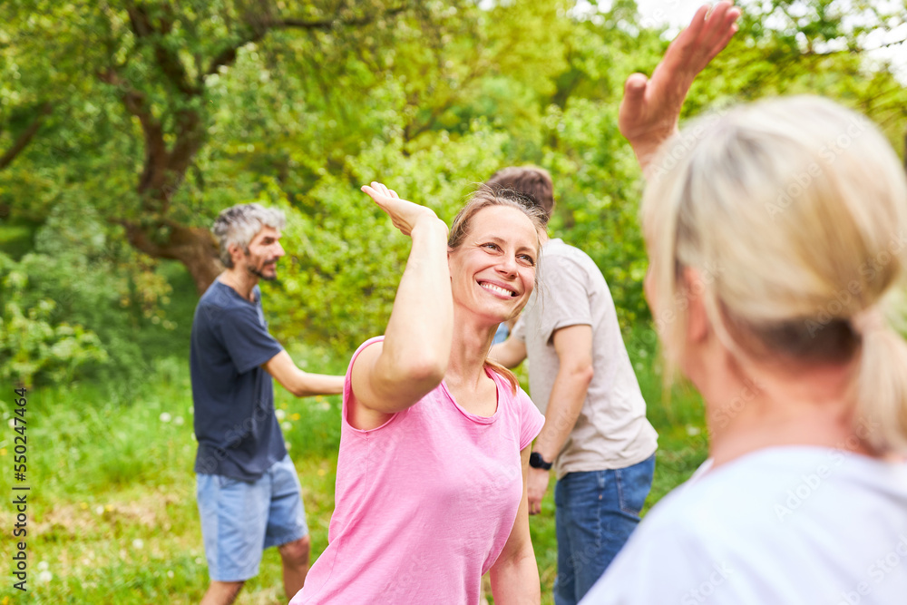 Obraz premium Junge Leute feiern Erfolg im Wettkampf mit High Five