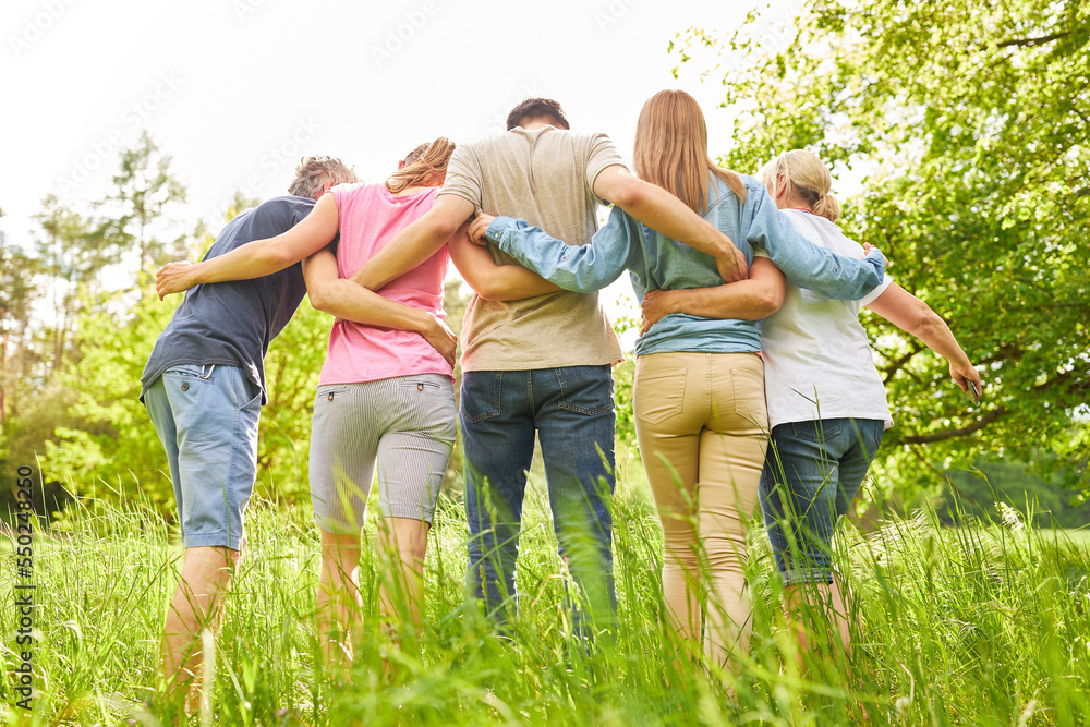 Fototapeta premium Familie oder Gruppe Freunde bei einem Ausflug