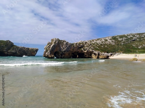 Cala preciosa con olas en Asturias