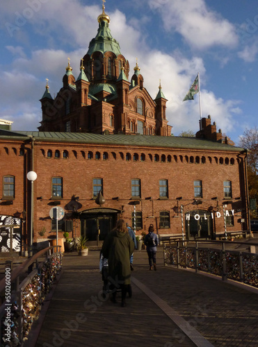 Cathédrale orthodoxe Ouspenski (ou Ouspensky, ou Uspenski) à Helsinki, en Finlande accessible, notamment, en traversant un pont de cadenas d'amour.