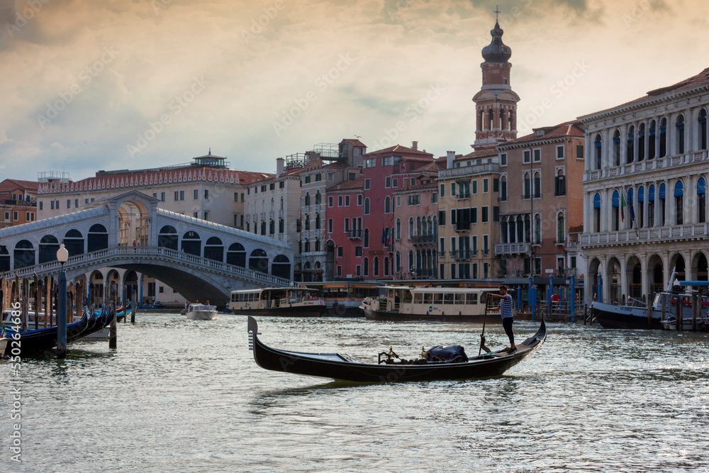 Venezia. Gondola sul Canal Grande davanti al Ponte di Rialto.