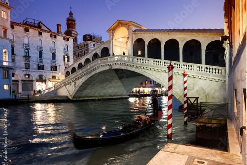 Venezia. Ponte di Rialto sul Canal Grande con gondola