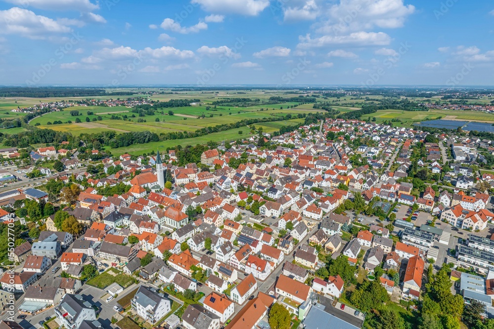 Ausblick auf die Kleinstadt Ichenhausen im Landkreis Günzburg