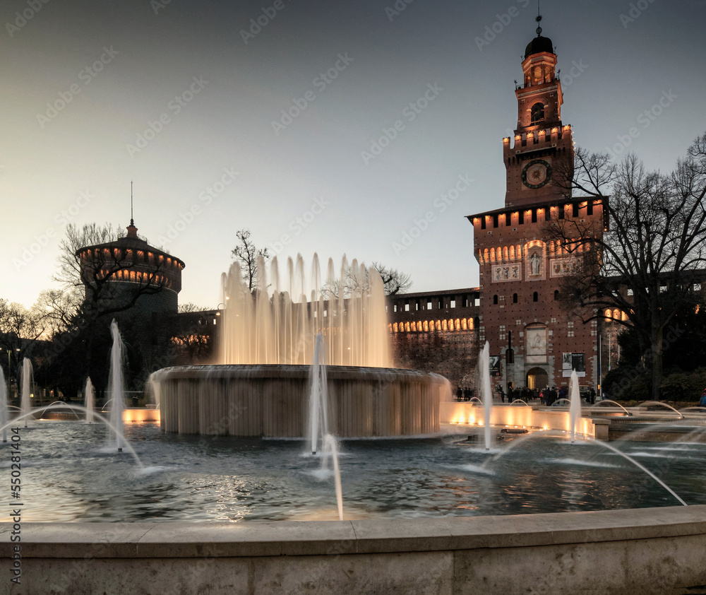 Milano.Fontana Torta degli sposi al crepuscolo davanti alla Torre del Filarete del Castello Sforzesco
