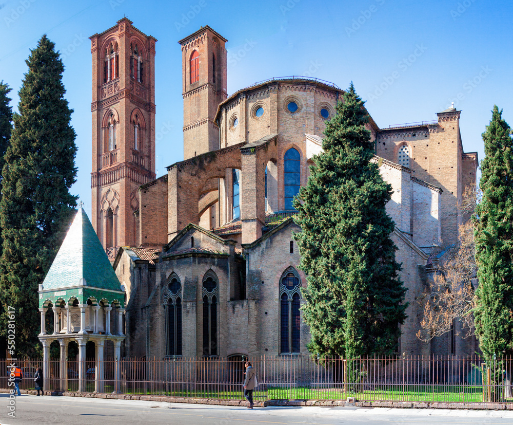 Bologna. Esterno della Basilica di San Francesco con Arca dei glossatori
