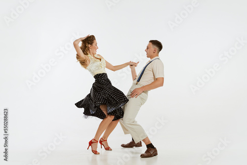 Muurstickers Twee emotionele dansers in vintage stijl kleding dansen swing  dans, rock-and-roll of lindy hop geïsoleerd op een witte achtergrond.  Amerikaanse modestijl en kunst uit de jaren 60. - Nikkel-Art.nl