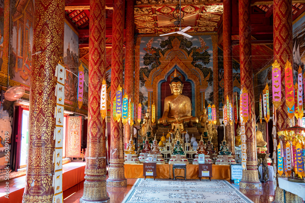 Prunkvoller Tempel im Herzen Chiang Mai's, Nordthailand, Asien. Große goldene Buddhastatue im Wat Chedi Luang. 