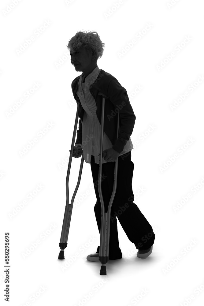 松葉杖で歩くシニア女性のシルエット