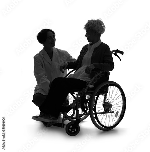 車椅子のシニア女性と会話する医師 シルエット