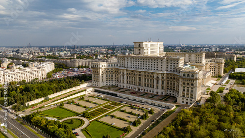 Obraz na płótnie Aerial view of Unirii Boulevard on a sunny day w salonie