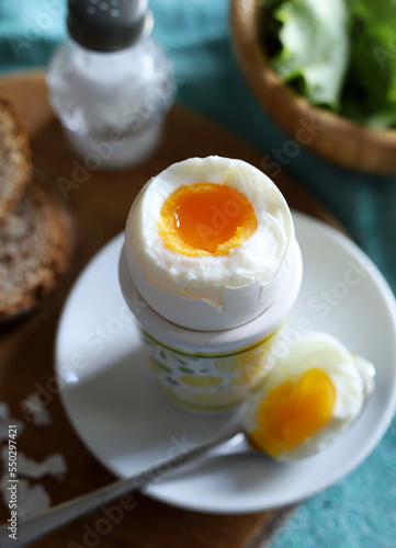 Uovo alla coque in un portauovo con pane tostato. Cibo salutare.