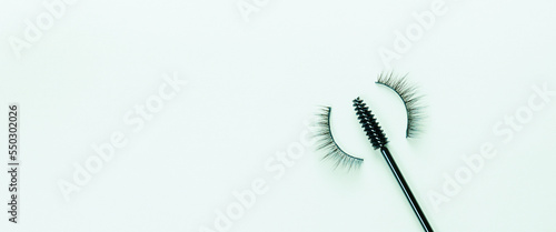 Fotografia Overhead eyelashes and brushes on blue background