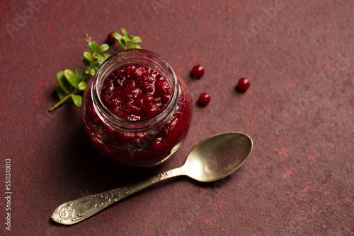 Foto Delicious lingonberry sauce in a small jar