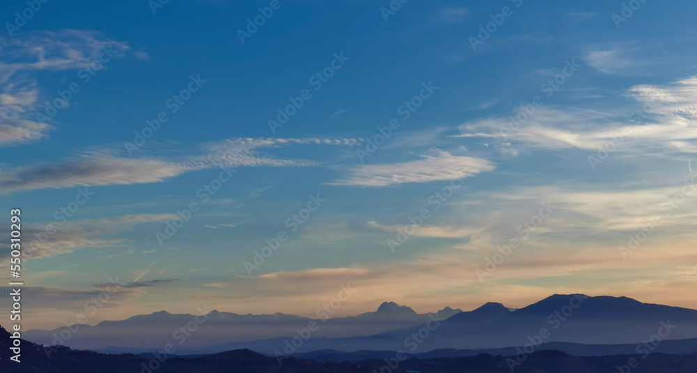 Fototapeta premium Montagne dell’Appennino nel cielo azzurro e colorato della sera
