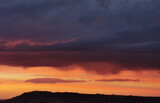 Rosso tramonto sul paese sopra la collina