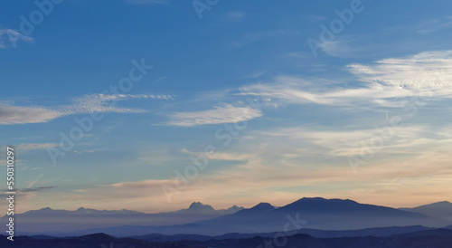 Fototapeta Naklejka Na Ścianę i Meble -  Montagne dell’Appennino nel cielo azzurro e colorato della sera