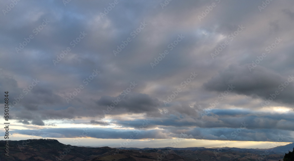 Nuvole azzurre sopra i monti e le valli degli Appennini