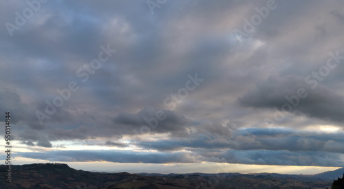 Nuvole azzurre sopra i monti e le valli degli Appennini