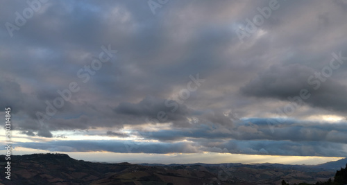 Fototapeta Naklejka Na Ścianę i Meble -  Nuvole azzurre sopra i monti e le valli degli Appennini