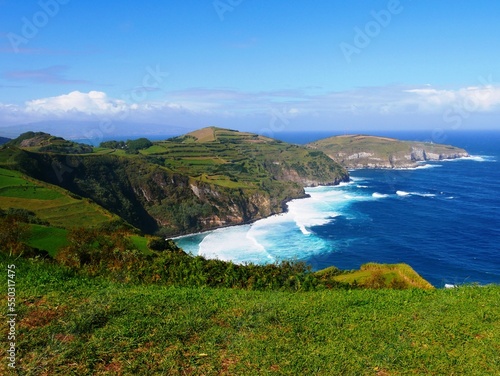 Photo panoramique sur les falaises de la baie de Santa Iria sur l'océan atlantique dans l'île de Sao Miguel dans l'archipel des Açores au Portugal