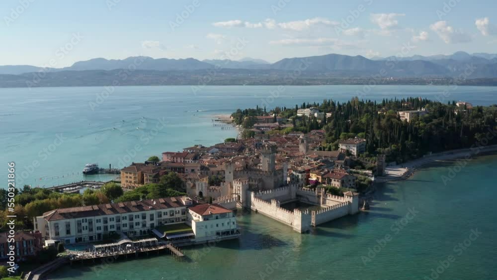 Sirmione in Italien am Gardasee. Luftaufnahme mit einer Drohne. Sirmione in Italien am Gardasee. Luftaufnahme mit einer Drohne.