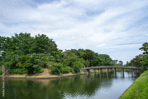 初夏の高田城のお堀の全貌