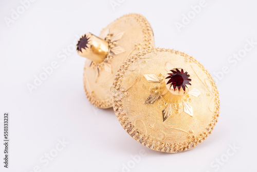 Gioiello, bottone tradizionale sardo in oro su fondo bianco