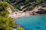 Cala de Benidorm con el agua cristalina del mar Mediterráneo donde van los turistas a bucear y tomar el sol en un día soleado.