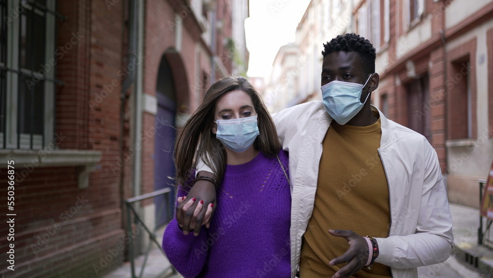 Obraz premium Interracial couple wearing covid-19 face mask walking outside3