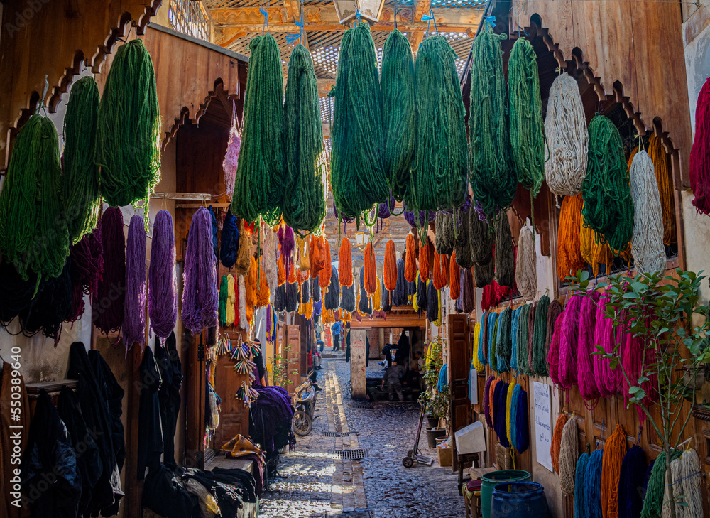 Paseando por las calles del  Zoco de Fez (Marruecos)