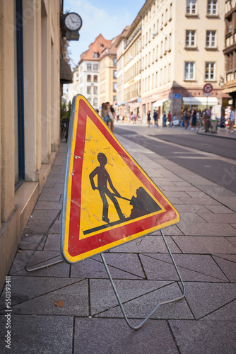  Baustellenschild als Absperrung auf einem Fußweg in Straßburg in Frankreich 